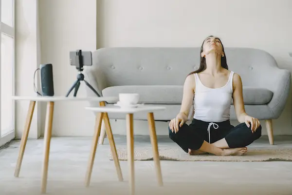 Las estrategias para gestionar el estrés pueden ser más útiles cuando forman parte de una rutina constante. En lugar de esperar a sentirse completamente sobrepasado para realizar algún cambio, es posible incorporar pequeñas prácticas que ayuden a mantener momentos de equilibrio a lo largo de la semana.