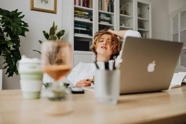 En determinados momentos, las responsabilidades personales, laborales o familiares pueden hacer que sea difícil evitar por completo las situaciones de tensión. En estos casos, el objetivo no necesariamente consiste en eliminar todas las fuentes de estrés, sino en desarrollar recursos que permitan afrontarlas de una manera más equilibrada.