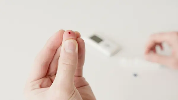 Azúcar en sangre alta Causas, síntomas y hábitos que pueden ayudar